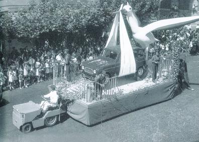 Imagen secundaria 1 - Arriba, obras de la plaza del Doctor Quemada y del puente de Arturo Eyries, en 1967. Debajo, carroza con un vehículo Renault tráido por la cigüeña, en la calle Gamazo y obras en el edificio Las Mercedes, en el paseo de Zorrilla. 