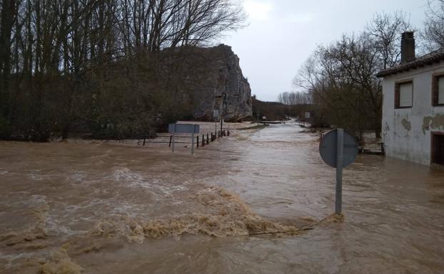 Imagen principal - Arriba, el puente poco antes de derrumbarse. Abajo, a la izquierda, el puente derruido. Abajo, a la derecha, el Consistorio anegado. 