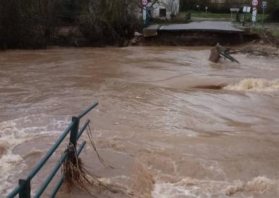 Imagen secundaria 1 - Arriba, el puente poco antes de derrumbarse. Abajo, a la izquierda, el puente derruido. Abajo, a la derecha, el Consistorio anegado. 