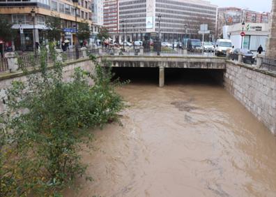 Imagen secundaria 1 - El Arlanzón, afluente del Pisuerga, baja su caudal en Burgos y vierte sus aguas al río de Valladolid