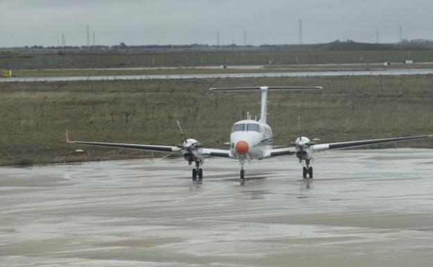 Avión bimotor B-350 de Aena estacionado este viernes en las pistas de Villanubla. 