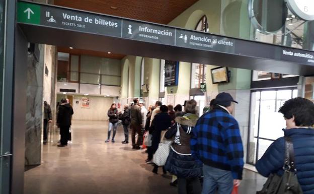 Usurarios de Renfe hacían cola este mediodía en las taquillas de Valladolid para solicitar información. 