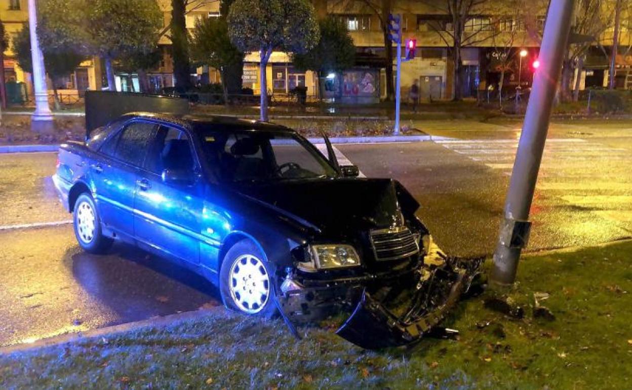El Mercedes siniestrado anoche en la glorieta del Cine del Paseo de Zorrilla.