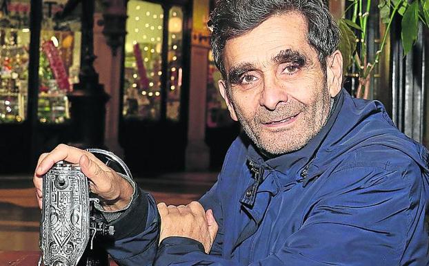 Adolfo Domínguez, este jueves, junto a una máquina de coser a la puerta del bar La Sastrería, en el Pasaje Gutiérrez. 