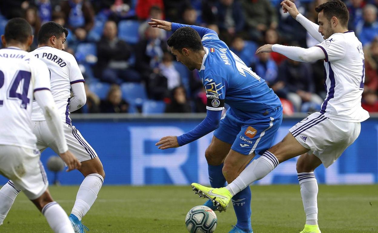 Molina, entre Joaquín, Pedro Porro y Olivas, da la asistencia del primer gol del Getafe en el partido de la semana pasada. 