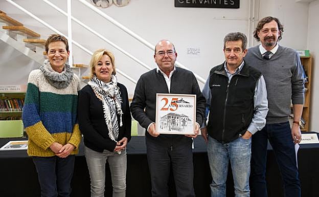 El director del IES Peñalara (centro) y los docentes organizadores del aniversario. 