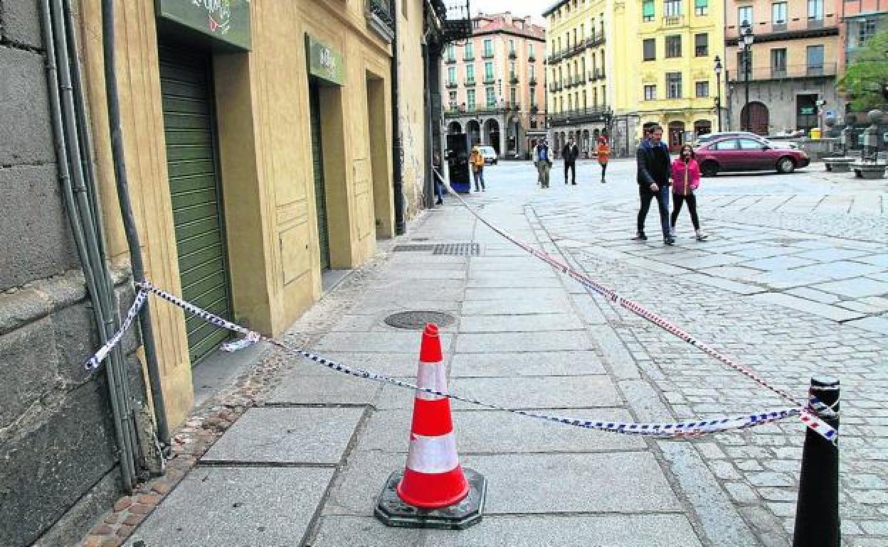 Acera de la calle Marqués del Arco, junto a la Plaza Mayor. 