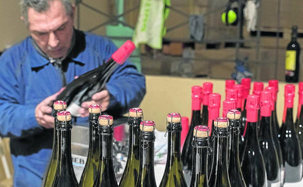 Se colocan las etiquetas y las cápsulas de las botellas. 