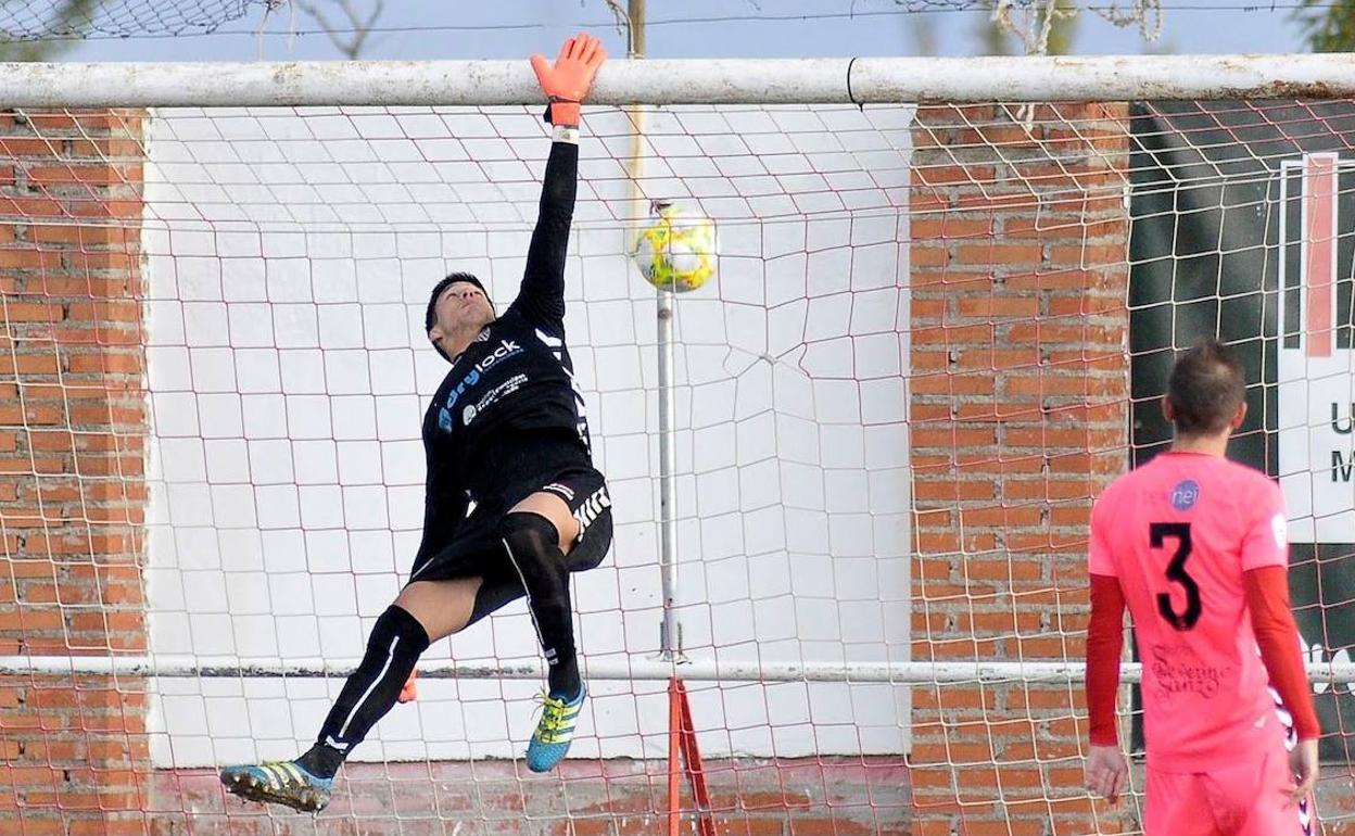 Christian hace una estirada ante el Atlético Tordesillas. 