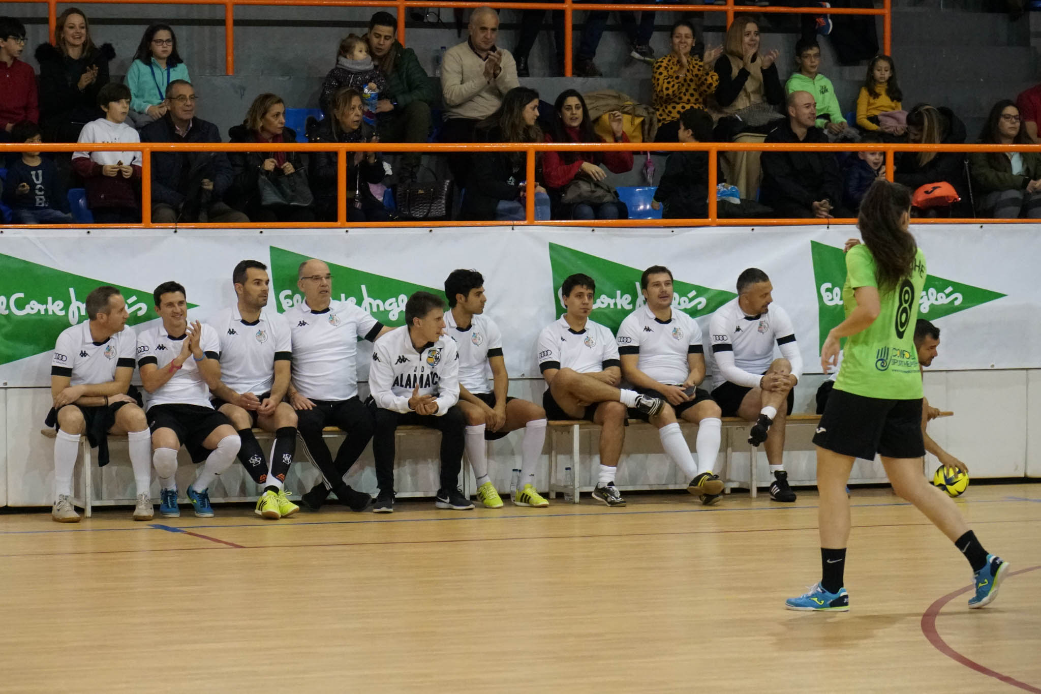 Los veteranos de la UD Salamanca, el Sol Fuerza, el Ribert, los equipos femeninos de la USAL, el Intersala y el CD Salamanca FF jugaron un torneo solidario en favor de Aviva en La Alamedilla. 