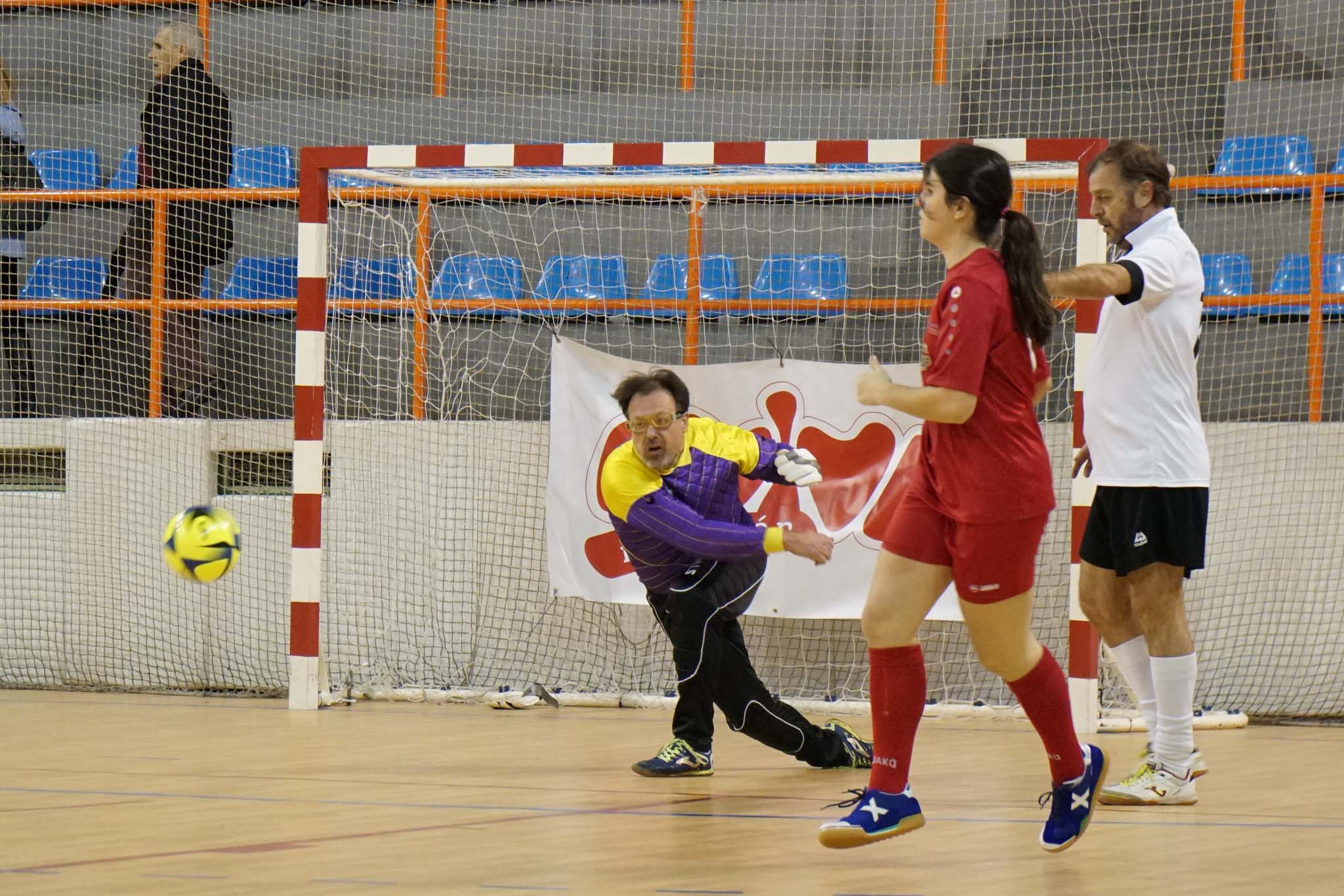 Los veteranos de la UD Salamanca, el Sol Fuerza, el Ribert, los equipos femeninos de la USAL, el Intersala y el CD Salamanca FF jugaron un torneo solidario en favor de Aviva en La Alamedilla. 