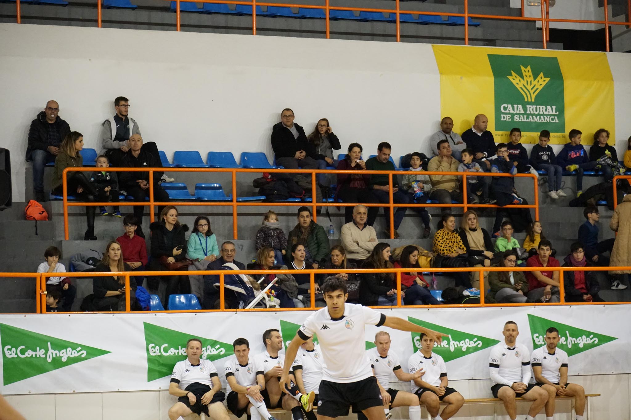 Los veteranos de la UD Salamanca, el Sol Fuerza, el Ribert, los equipos femeninos de la USAL, el Intersala y el CD Salamanca FF jugaron un torneo solidario en favor de Aviva en La Alamedilla. 