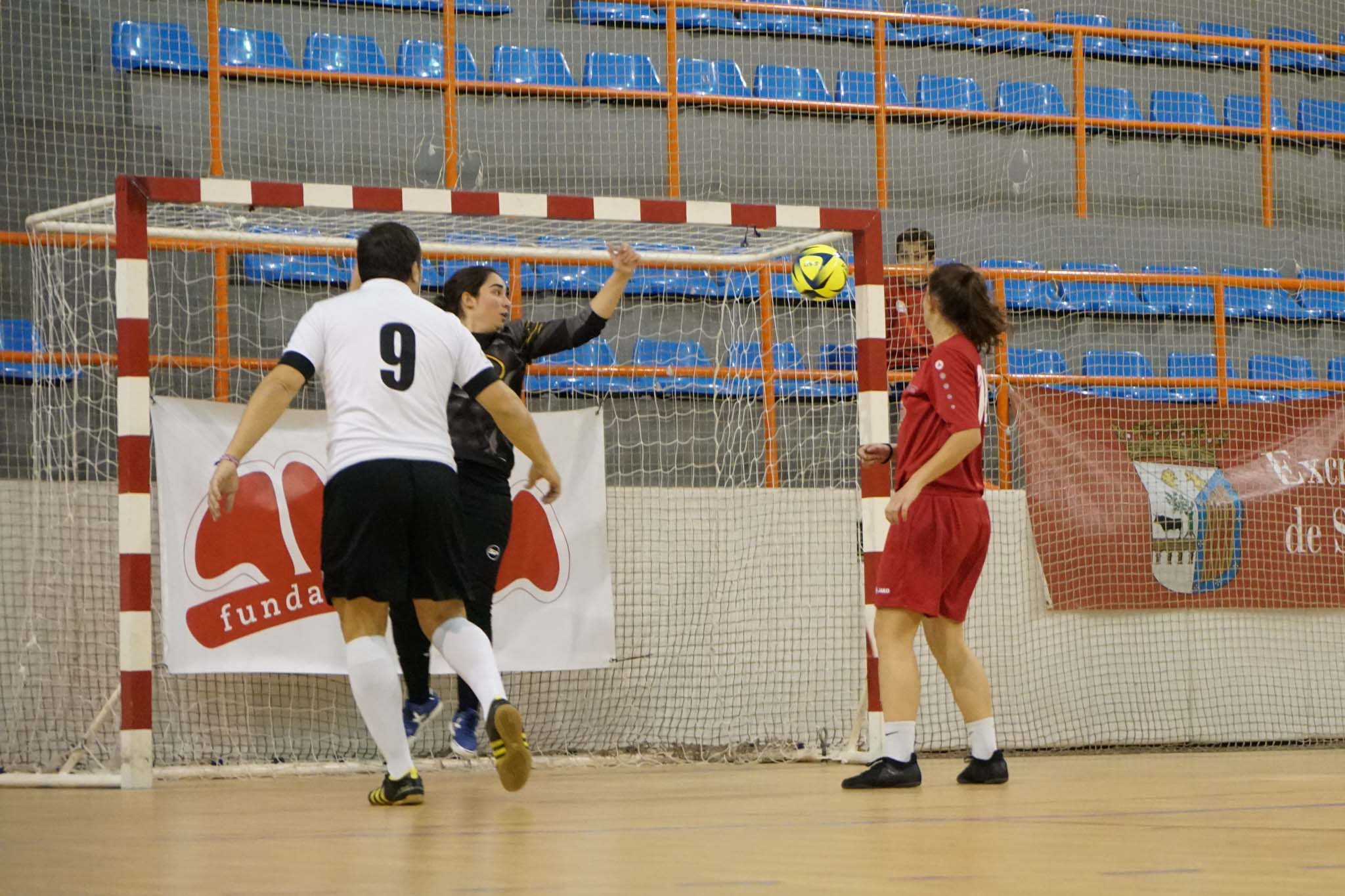 Los veteranos de la UD Salamanca, el Sol Fuerza, el Ribert, los equipos femeninos de la USAL, el Intersala y el CD Salamanca FF jugaron un torneo solidario en favor de Aviva en La Alamedilla. 