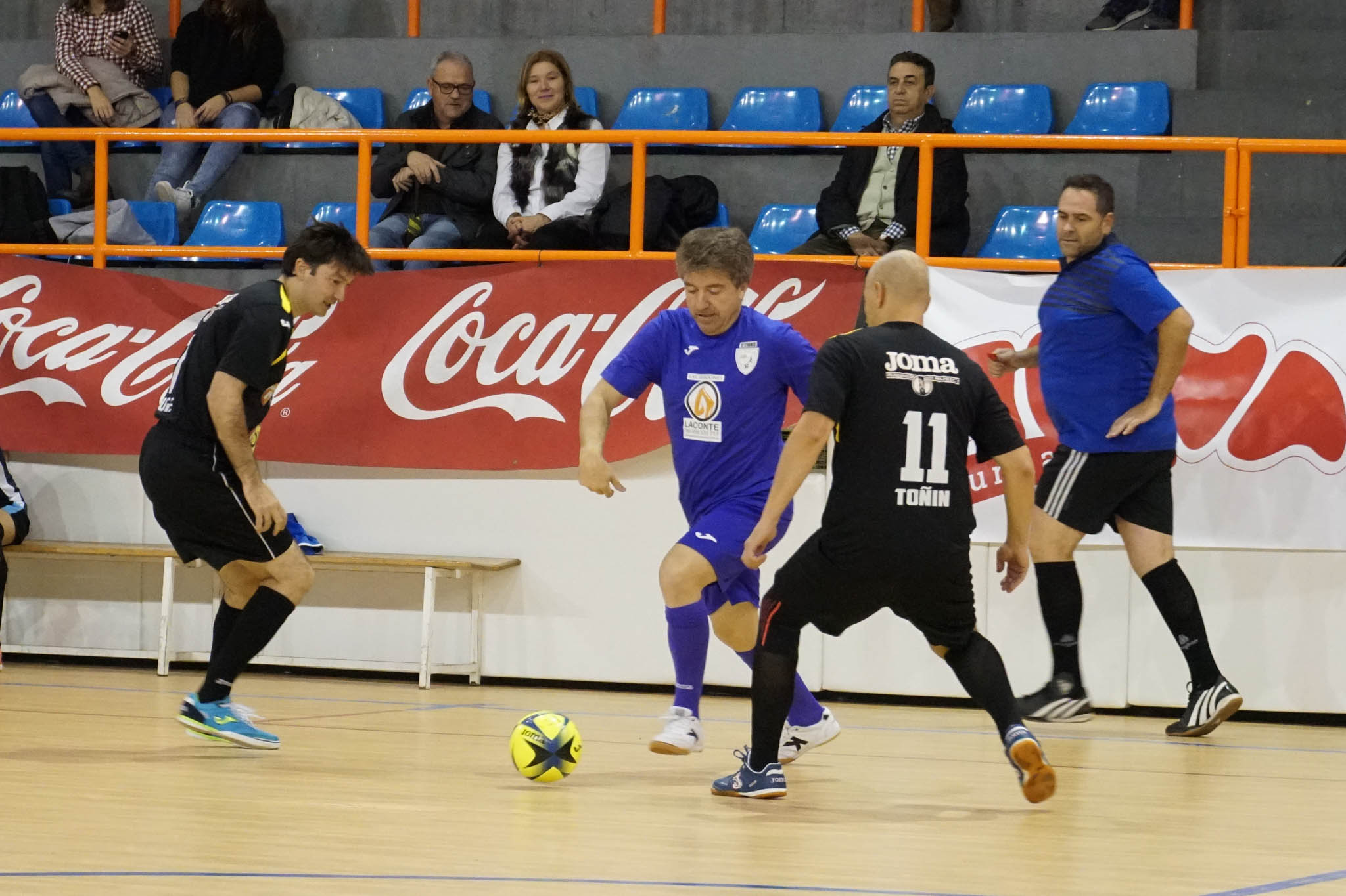 Los veteranos de la UD Salamanca, el Sol Fuerza, el Ribert, los equipos femeninos de la USAL, el Intersala y el CD Salamanca FF jugaron un torneo solidario en favor de Aviva en La Alamedilla. 