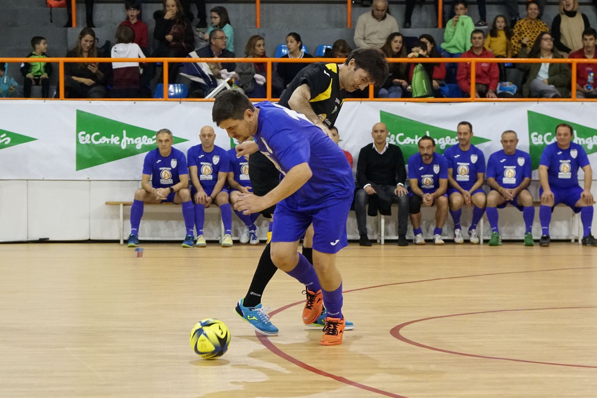 Los veteranos de la UD Salamanca, el Sol Fuerza, el Ribert, los equipos femeninos de la USAL, el Intersala y el CD Salamanca FF jugaron un torneo solidario en favor de Aviva en La Alamedilla. 