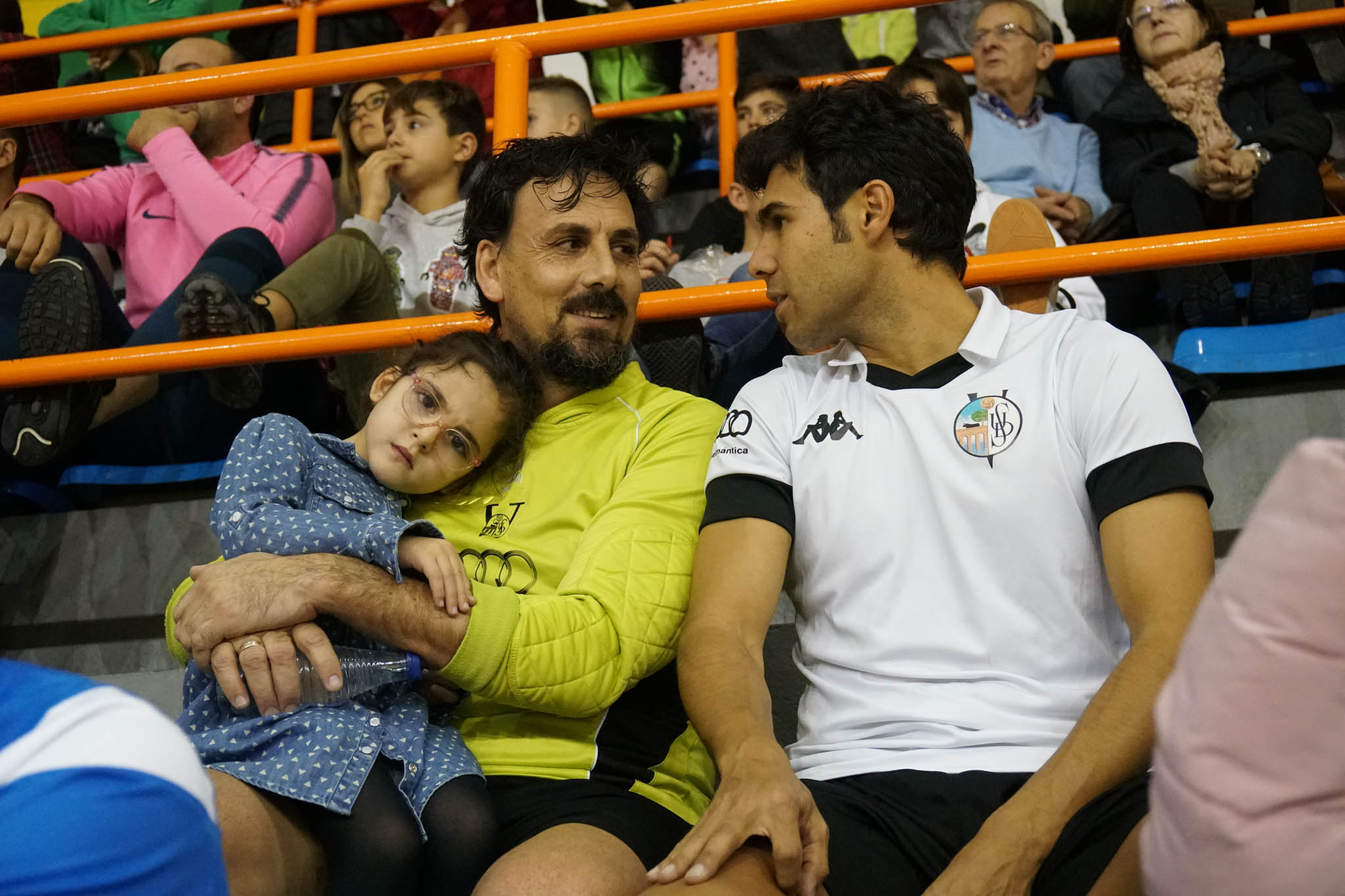 Los veteranos de la UD Salamanca, el Sol Fuerza, el Ribert, los equipos femeninos de la USAL, el Intersala y el CD Salamanca FF jugaron un torneo solidario en favor de Aviva en La Alamedilla. 