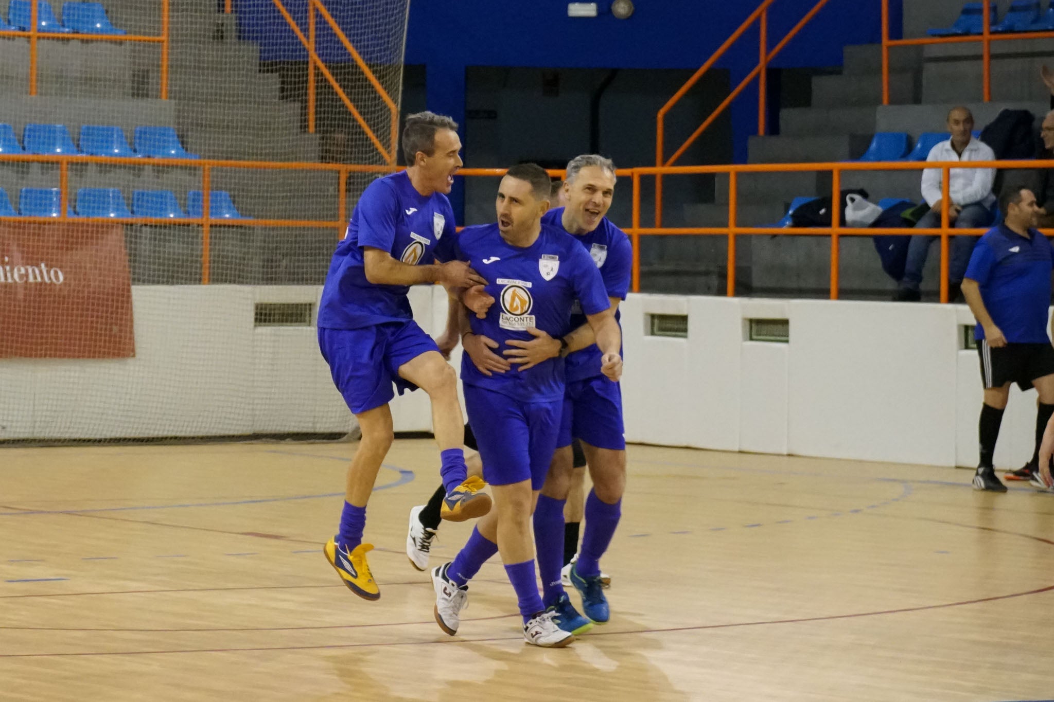 Los veteranos de la UD Salamanca, el Sol Fuerza, el Ribert, los equipos femeninos de la USAL, el Intersala y el CD Salamanca FF jugaron un torneo solidario en favor de Aviva en La Alamedilla. 