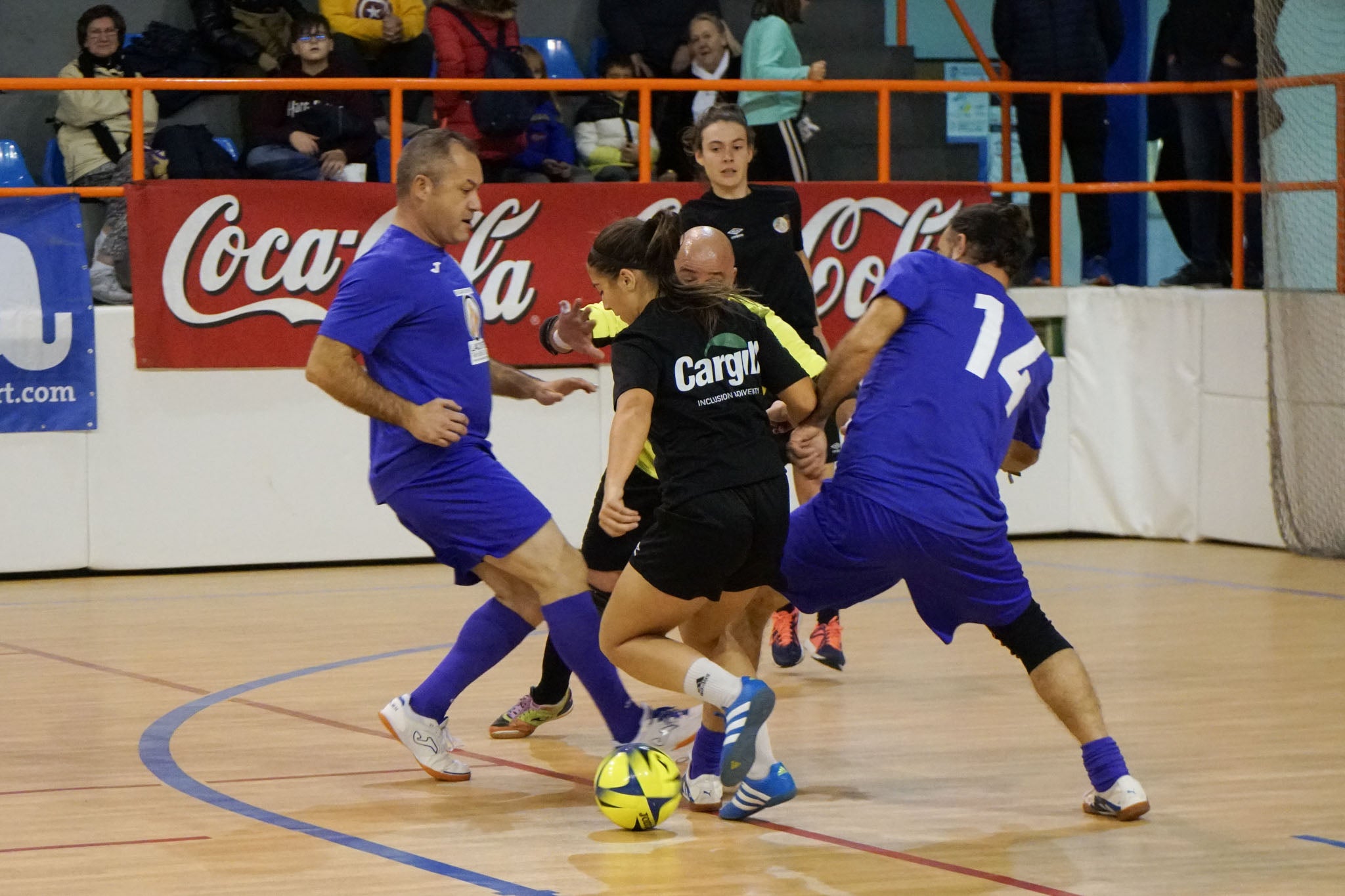 Los veteranos de la UD Salamanca, el Sol Fuerza, el Ribert, los equipos femeninos de la USAL, el Intersala y el CD Salamanca FF jugaron un torneo solidario en favor de Aviva en La Alamedilla. 