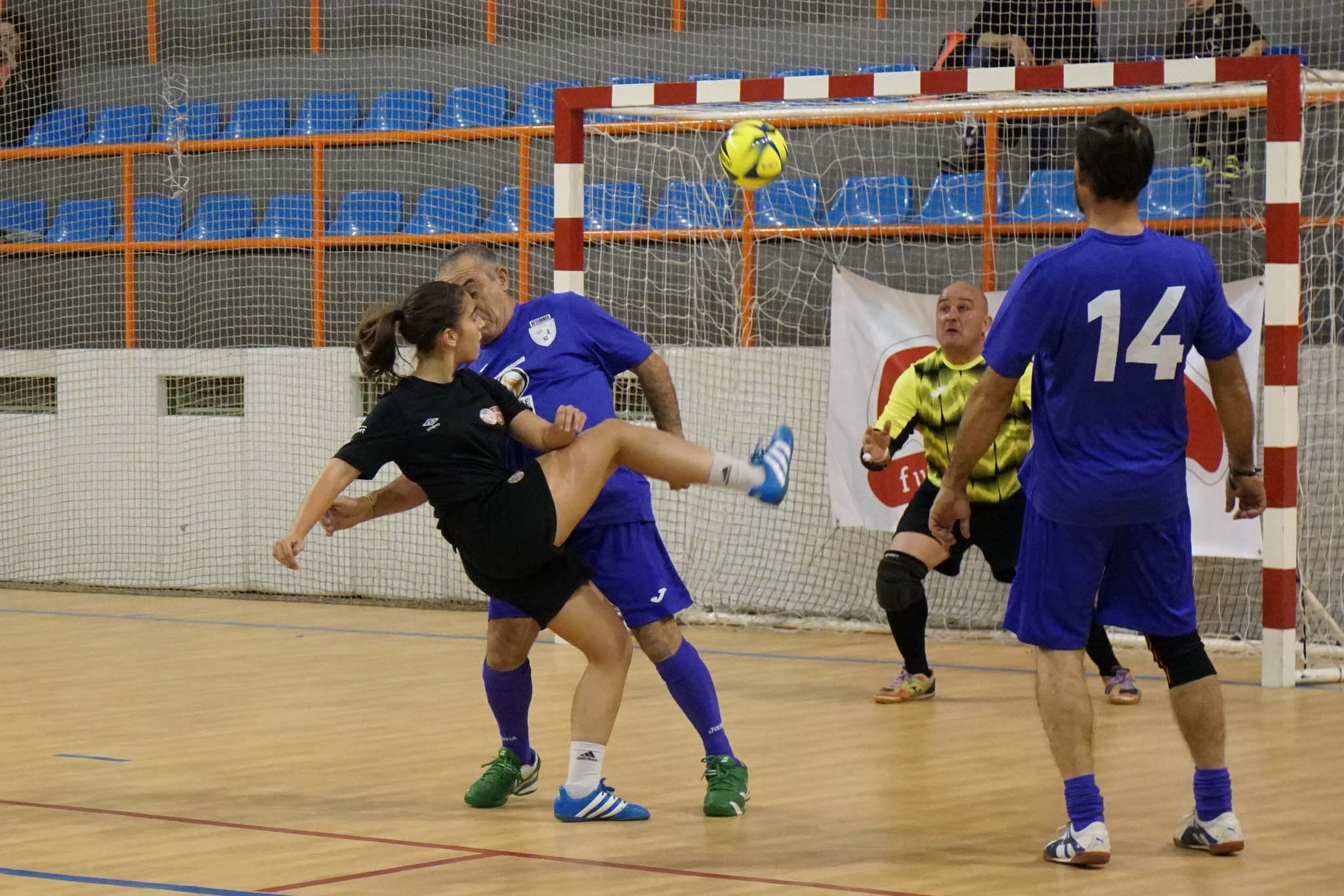 Los veteranos de la UD Salamanca, el Sol Fuerza, el Ribert, los equipos femeninos de la USAL, el Intersala y el CD Salamanca FF jugaron un torneo solidario en favor de Aviva en La Alamedilla. 