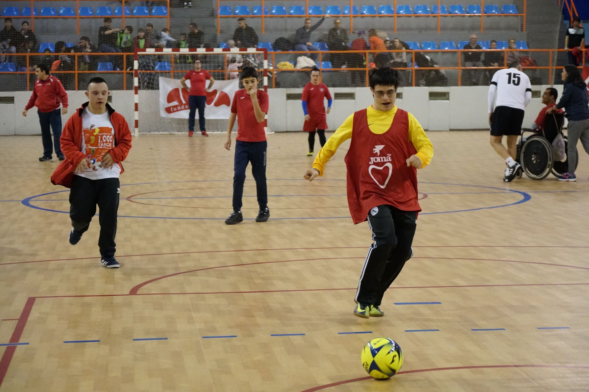 Los veteranos de la UD Salamanca, el Sol Fuerza, el Ribert, los equipos femeninos de la USAL, el Intersala y el CD Salamanca FF jugaron un torneo solidario en favor de Aviva en La Alamedilla. 