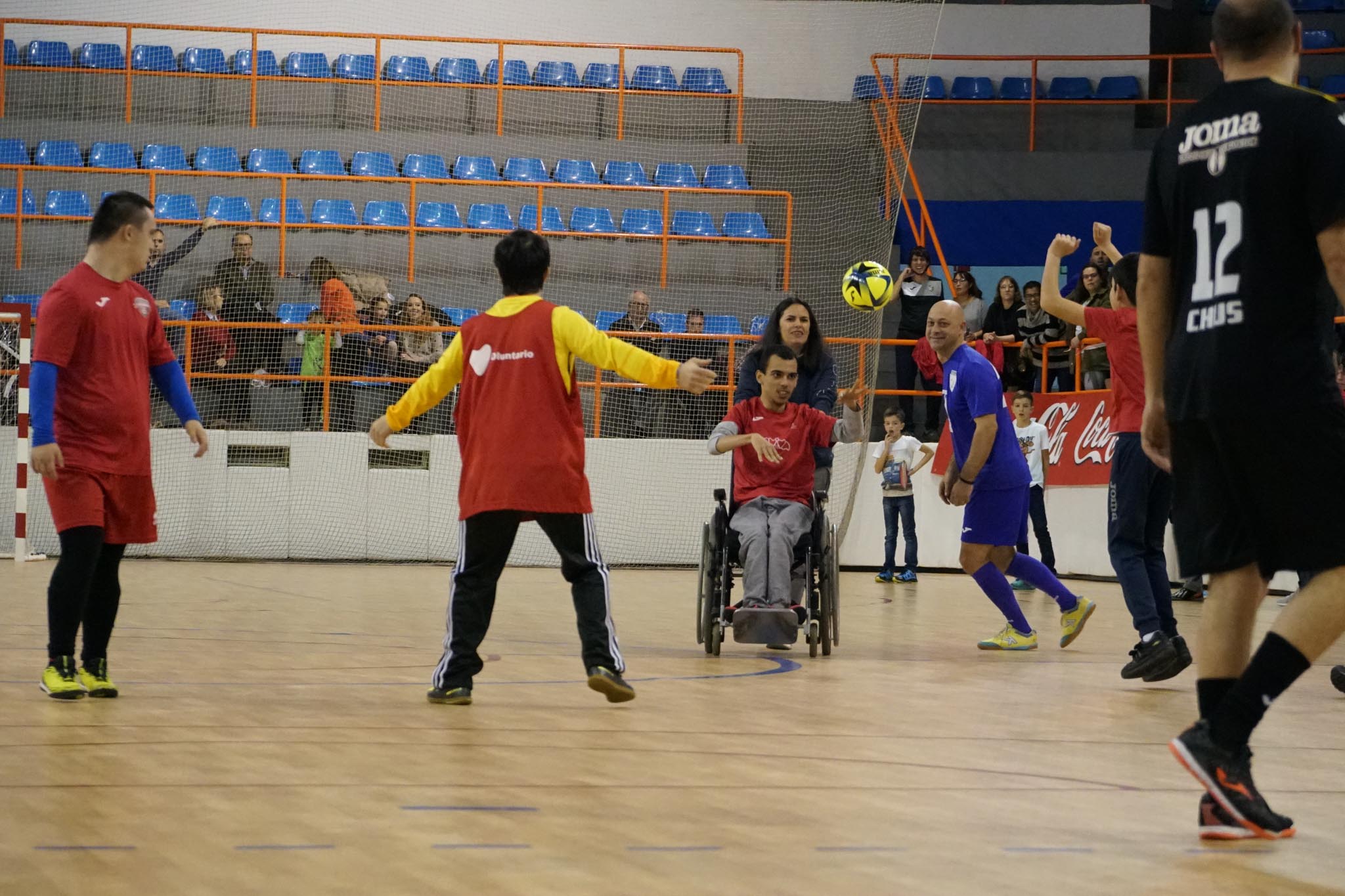 Los veteranos de la UD Salamanca, el Sol Fuerza, el Ribert, los equipos femeninos de la USAL, el Intersala y el CD Salamanca FF jugaron un torneo solidario en favor de Aviva en La Alamedilla. 