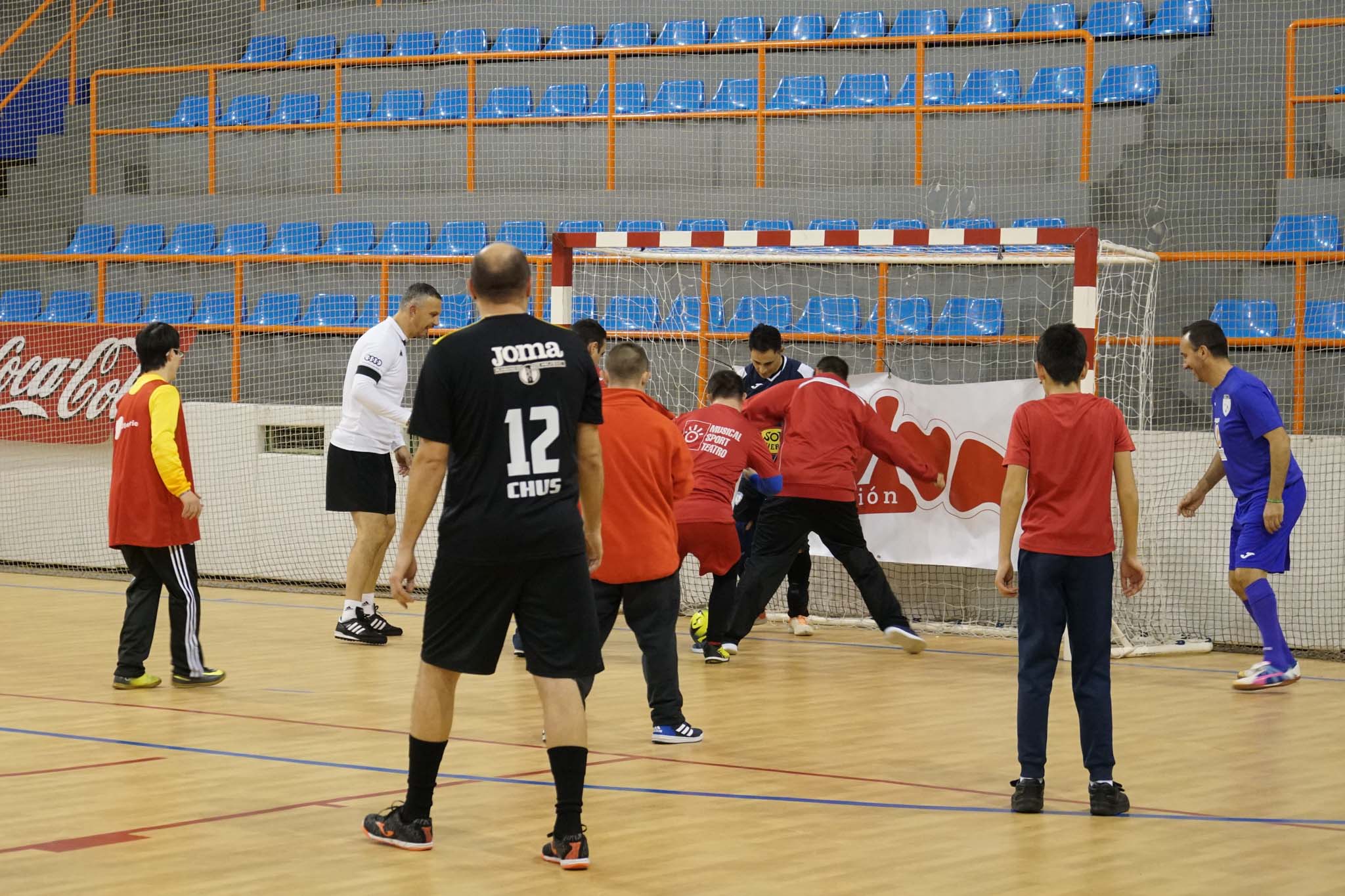 Los veteranos de la UD Salamanca, el Sol Fuerza, el Ribert, los equipos femeninos de la USAL, el Intersala y el CD Salamanca FF jugaron un torneo solidario en favor de Aviva en La Alamedilla. 