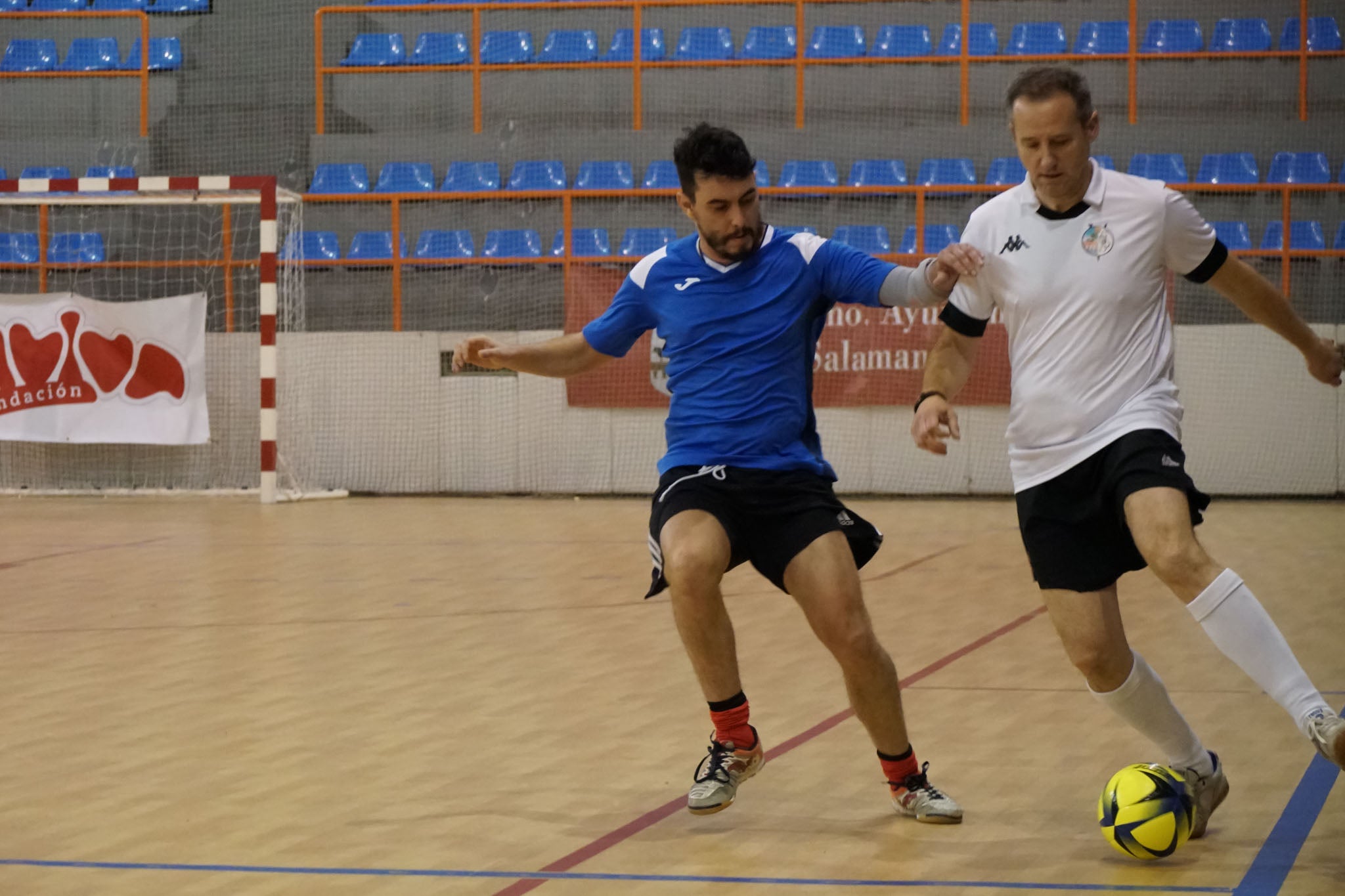 Los veteranos de la UD Salamanca, el Sol Fuerza, el Ribert, los equipos femeninos de la USAL, el Intersala y el CD Salamanca FF jugaron un torneo solidario en favor de Aviva en La Alamedilla. 