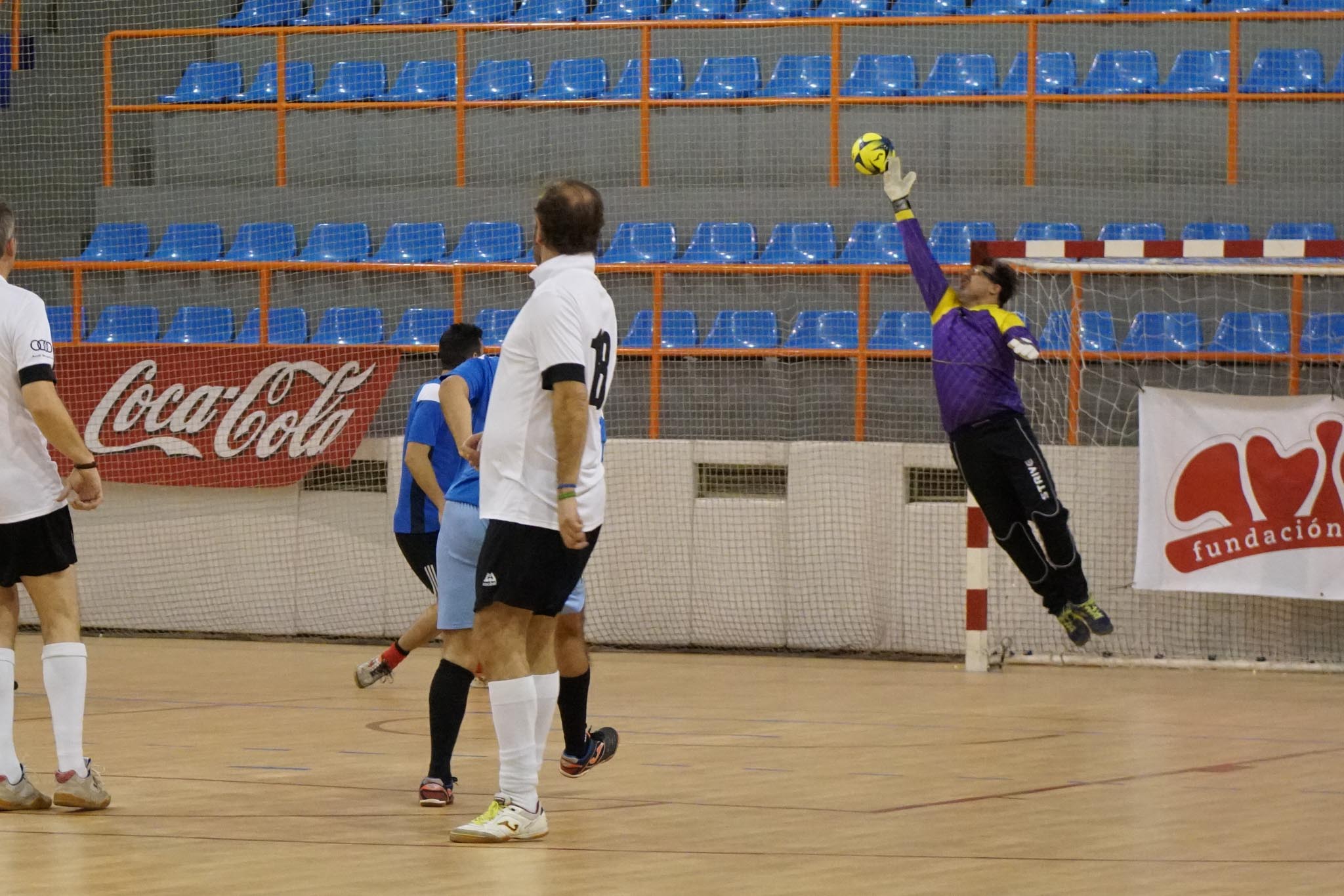 Los veteranos de la UD Salamanca, el Sol Fuerza, el Ribert, los equipos femeninos de la USAL, el Intersala y el CD Salamanca FF jugaron un torneo solidario en favor de Aviva en La Alamedilla. 