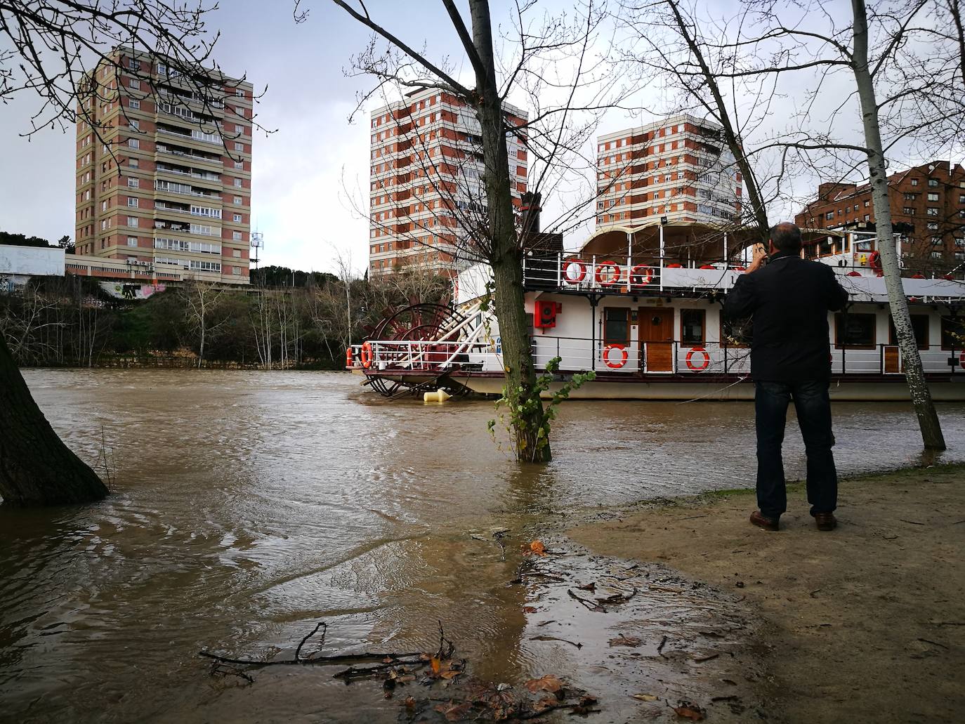 La CHD advierte de una importante crecida del río en la capital debido al elevado caudal que arrastra, el Pisuerga y sus afluentes desde las provincias de Palencia y Burgos. 