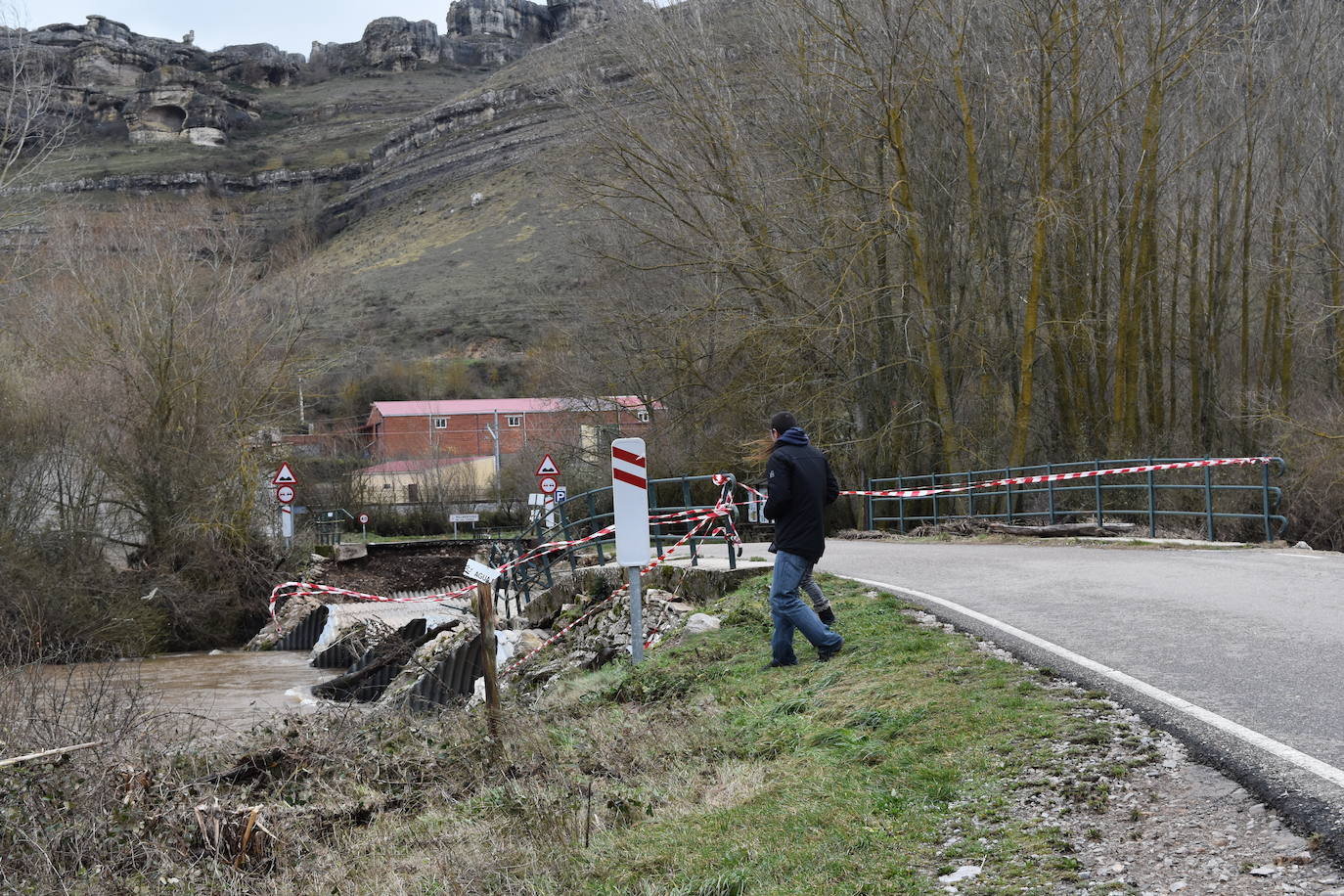 Estado del puente de Villaescusa de las Torres tras la crecida.