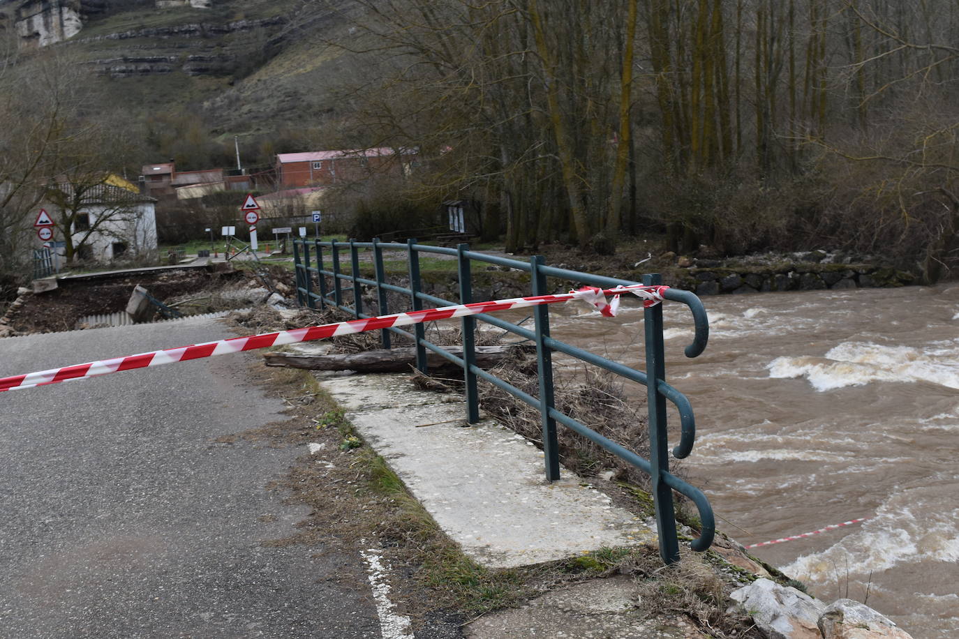 Estado del puente de Villaescusa de las Torres tras la crecida.