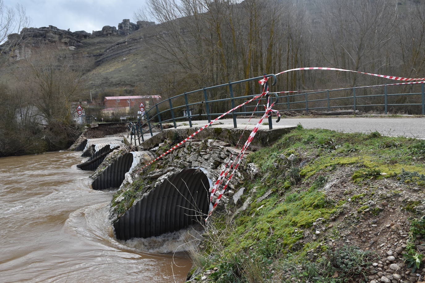 Estado del puente de Villaescusa de las Torres tras la crecida.