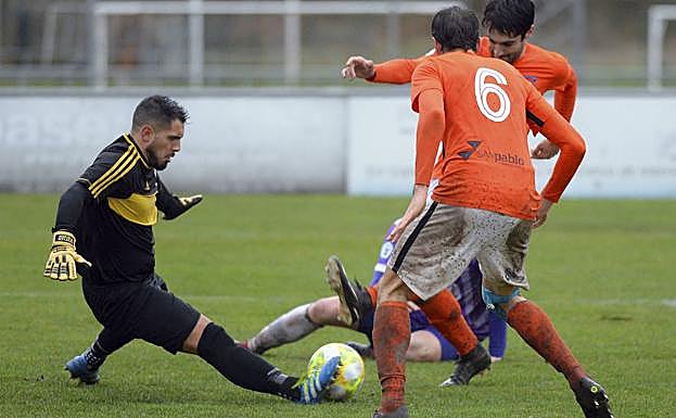 Sevi saca el pie para abortar una ocasión del Burgos Promesas. 