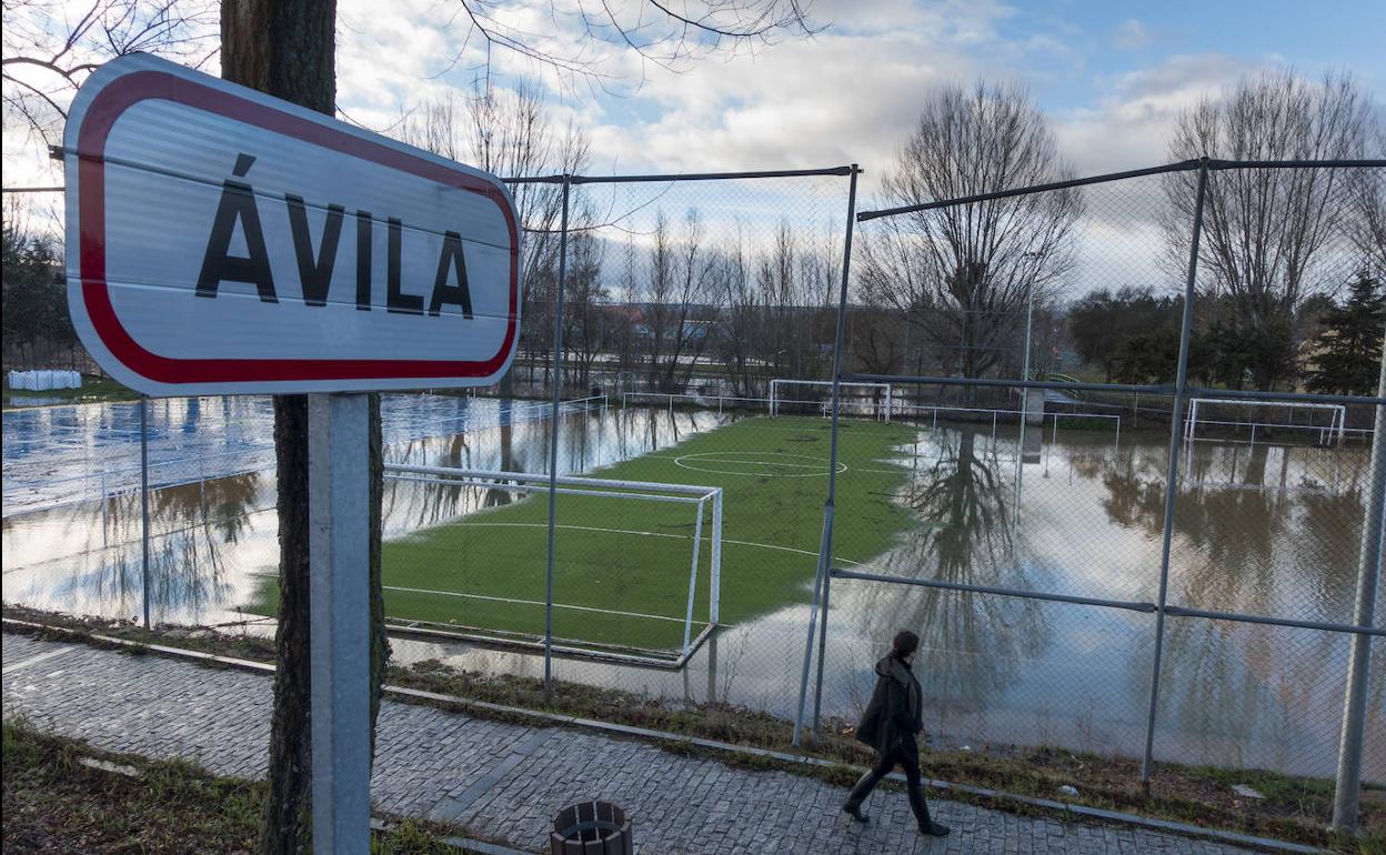 El río Adaja se desborda a su paso por la ciudad de Ávila. 