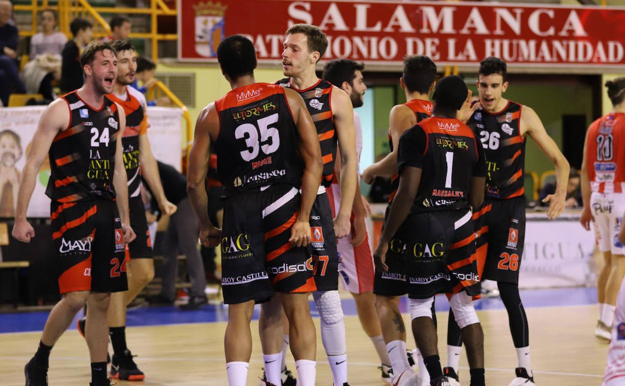 Los jugadores del CB Tormes celebran una canasta ante Gijón. 