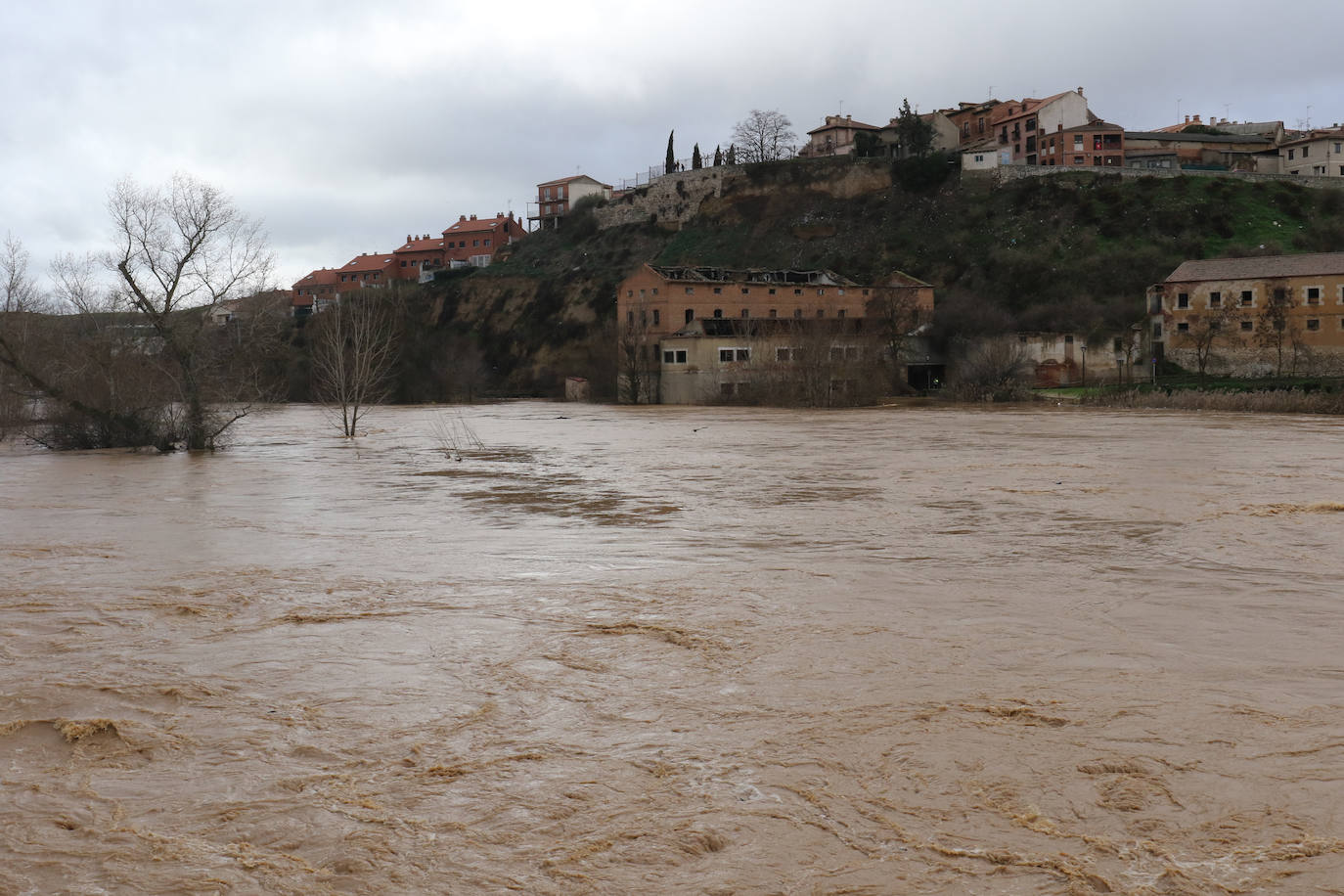 Fotos: El Pisuerga, a punto de inundar por completo el puente de Simancas