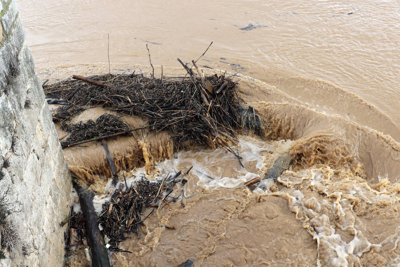 Fotos: El Pisuerga, a punto de inundar por completo el puente de Simancas