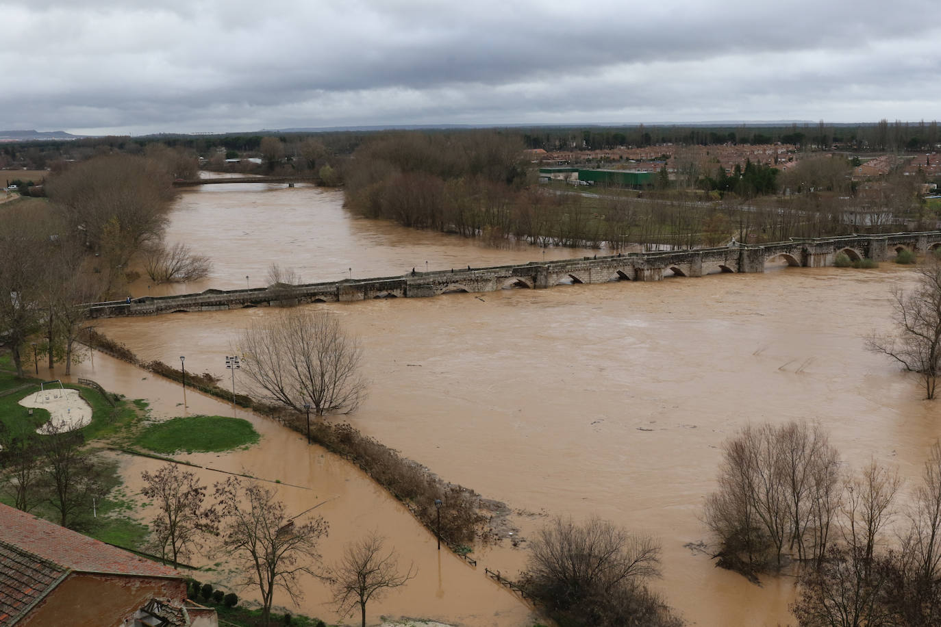 Fotos: El Pisuerga, a punto de inundar por completo el puente de Simancas