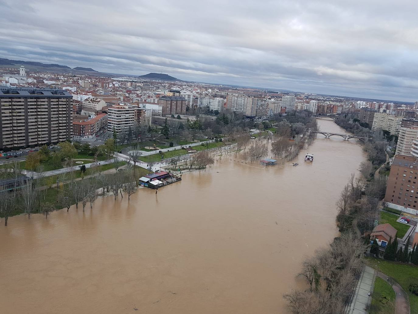 Durante este domingo el caudal fluvial del Pisuerga a su paso por Valladolid ha alcanzado los 1.190 metros cúbicos por segundo.