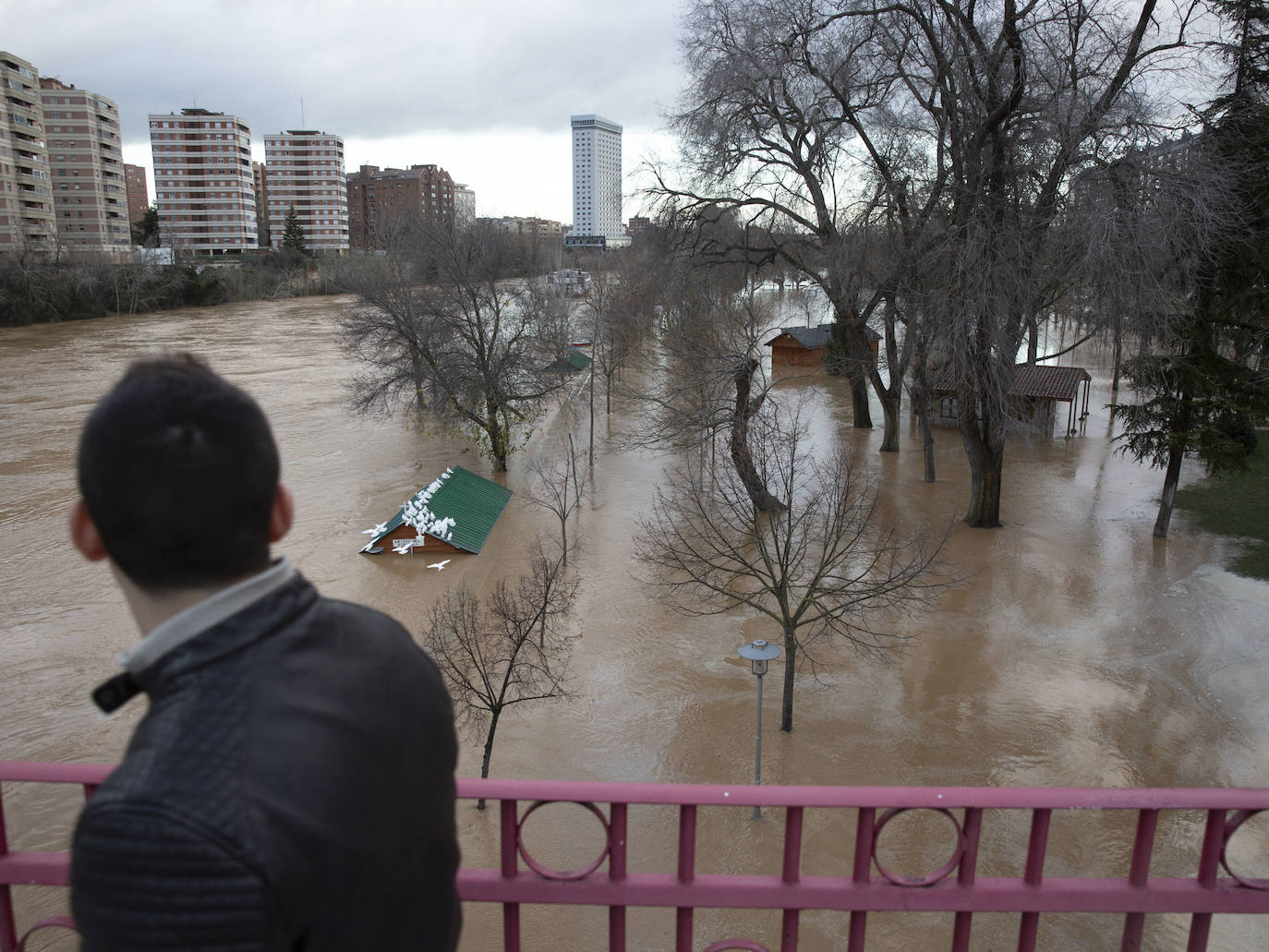 Durante este domingo el caudal fluvial del Pisuerga a su paso por Valladolid ha alcanzado los 1.190 metros cúbicos por segundo.