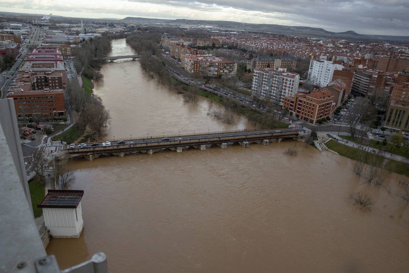 Durante este domingo el caudal fluvial del Pisuerga a su paso por Valladolid ha alcanzado los 1.190 metros cúbicos por segundo.