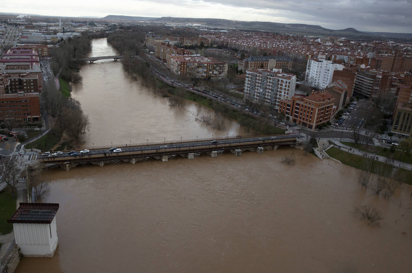 Durante este domingo el caudal fluvial del Pisuerga a su paso por Valladolid ha alcanzado los 1.190 metros cúbicos por segundo.