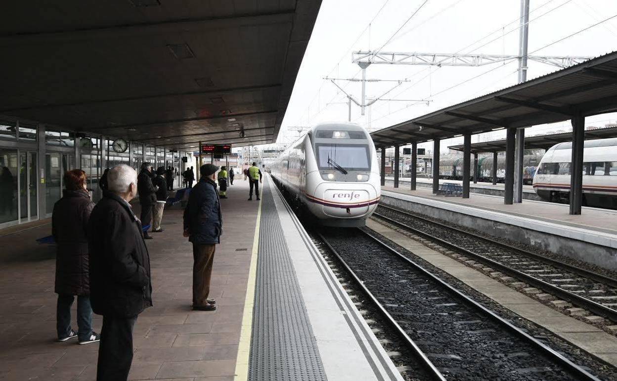 Llegada de un tren Alvia a Salamanca.