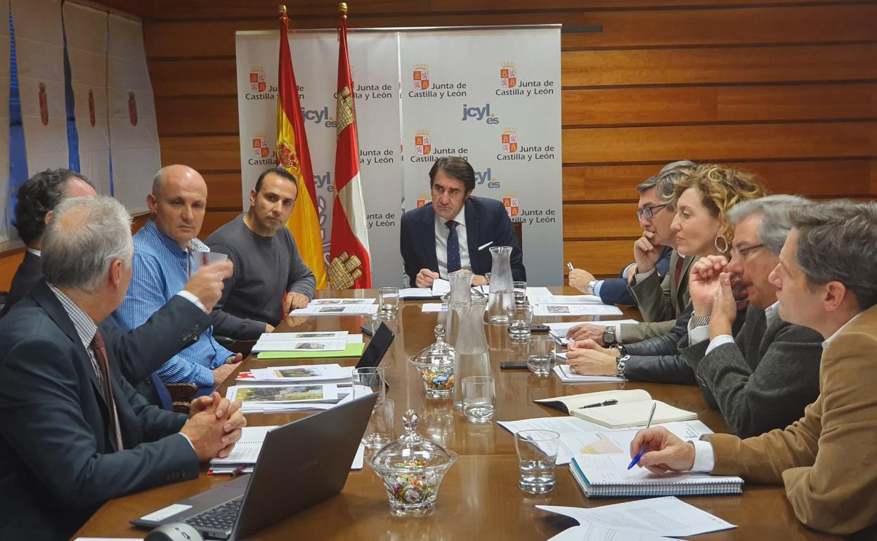 El consejero de Fomento y Medio Ambiente, Juan Carlos Suárez-Quiñones y, a su lado, el alcalde de Coca, Mariano Jesús Herrero, escuchan una de las intervenciones durante la reunión. 