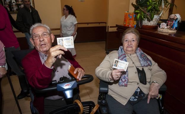 Victorio y Maruja, con sus décimos premiados. 