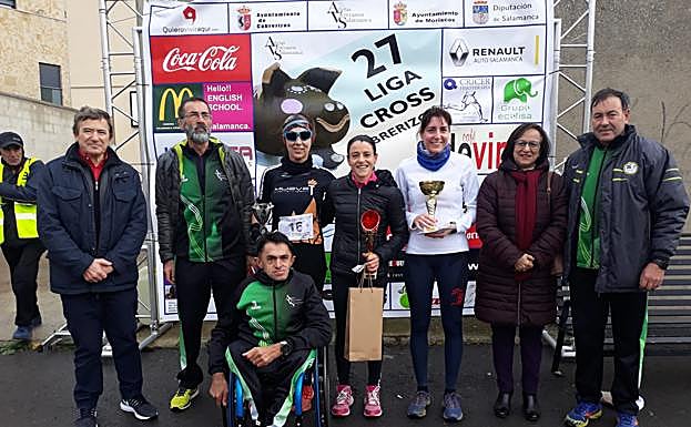 Las tres primeras clasificadas en la categoria femenina con la alcaldesa de Cabrerizos y organizadores de la prueba. 