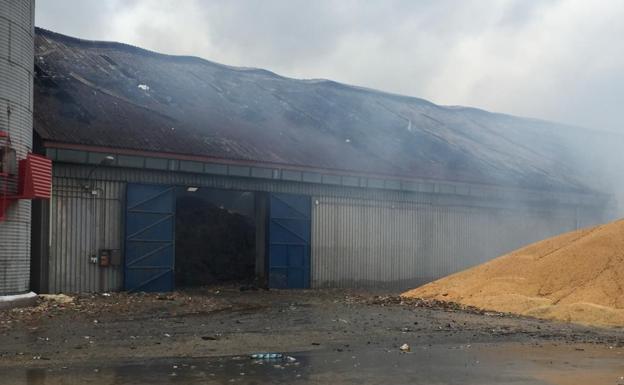 Hummo aún este sábado en la nave del polígono de Venta de Baños destruida por el fuego. 