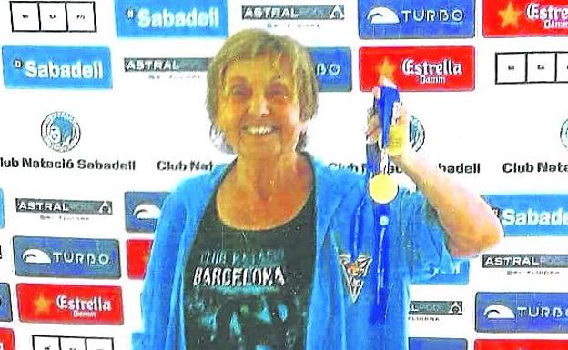 Imagen principal - En 1951 fue campeona de saltos en trampolín y palanca. Fue una de las primeras mujeres en practicar el ballet acuático. Montserrat Mechó sigue compitiendo en campeonatos de natación para veteranos. Su hijo Eduard la introdujo en el mundo del 'windsurf'.