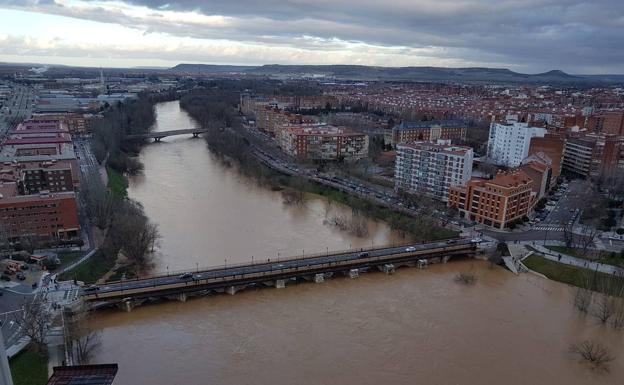 Crecida del río Pisuerga a su paso por en Valladolid, a las cinco de la tarde de este domingo.