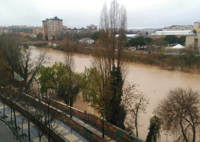 Imagen secundaria 1 - El río Pisuerga, desbordado.